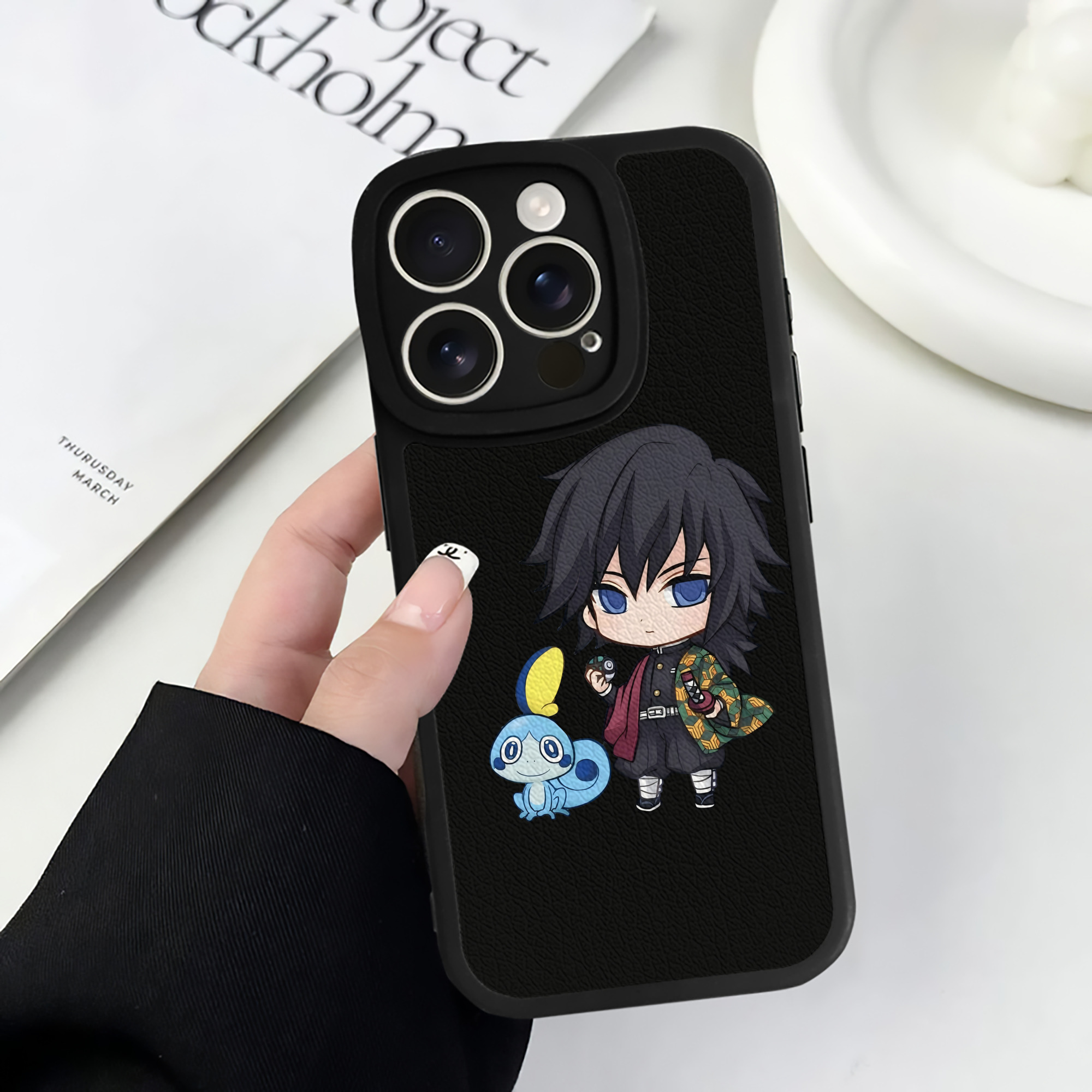 （画像用） 鬼滅の刃（きめつのやいば）水柱-冨岡 義勇／とみおか ぎゆう Tomioka Giyuu 【iPhone 16シリーズ対応】シリコンスマホケース（レザー調） 材質：シリコン